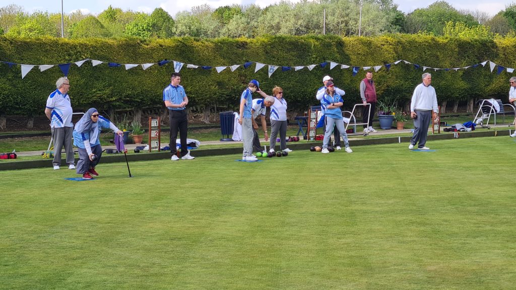 bowls players on sidelines